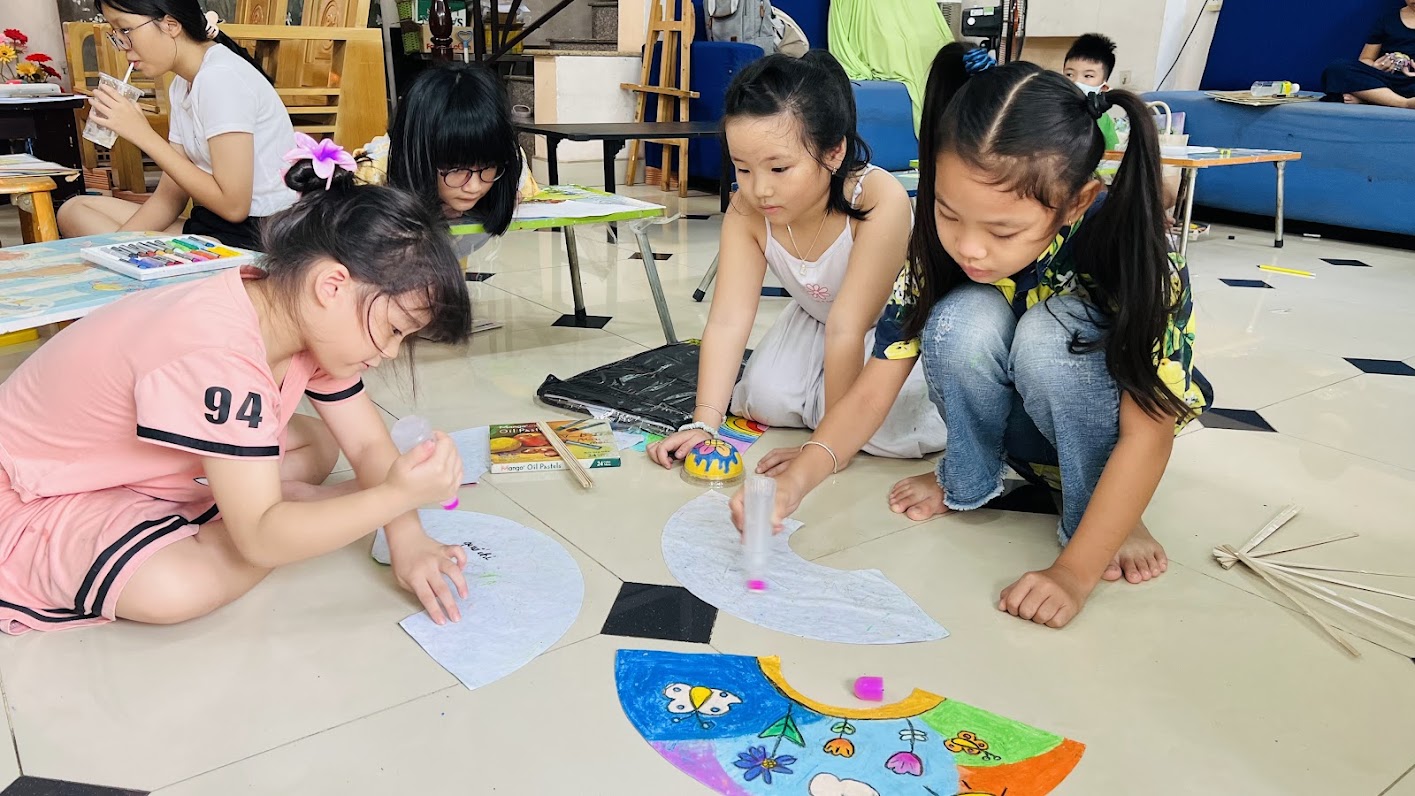 hướng dẫn các bước làm quạt giấy trong lớp vẽ green art class