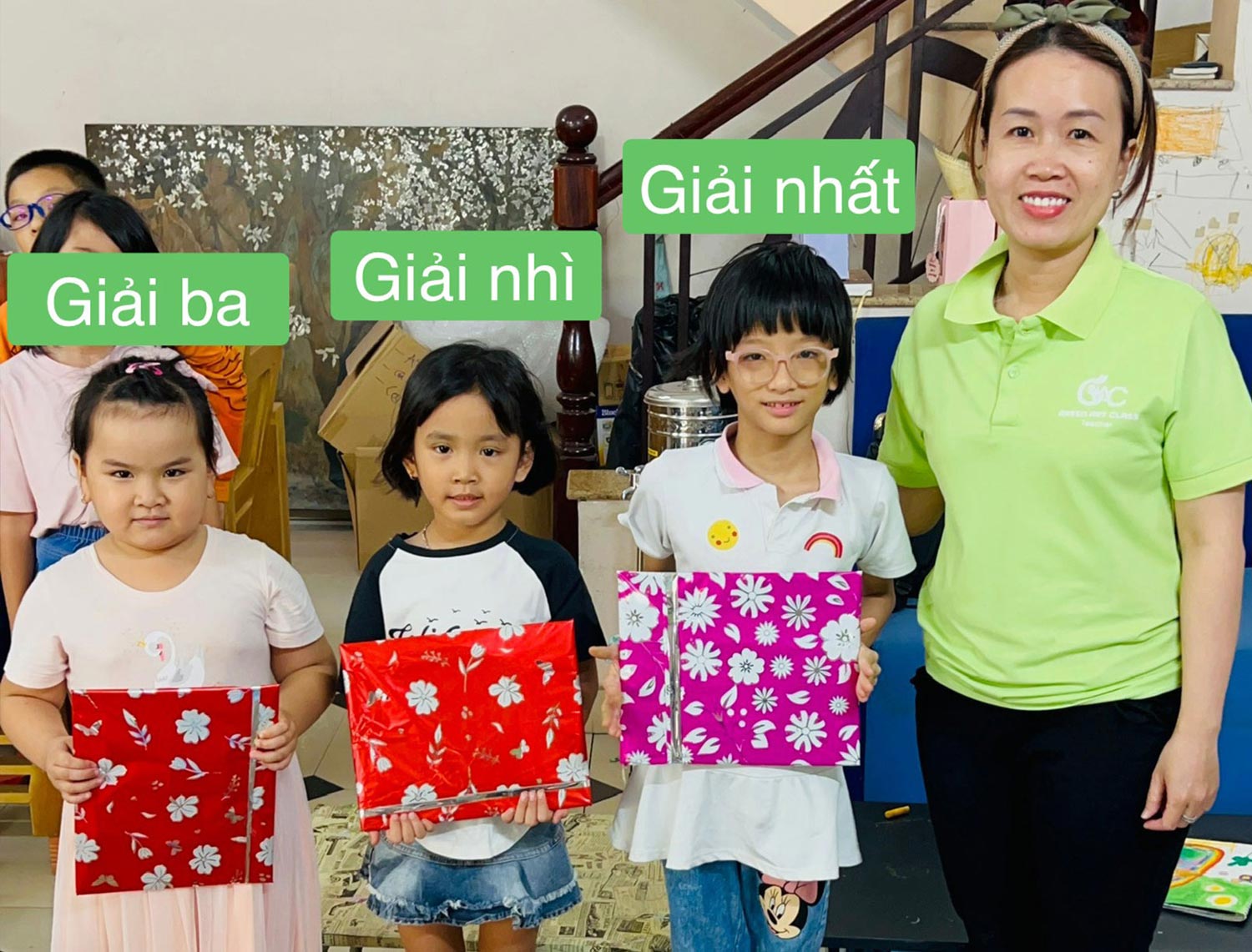 trao giải thành tích học vẽ cho các bé tại lớp vẽ